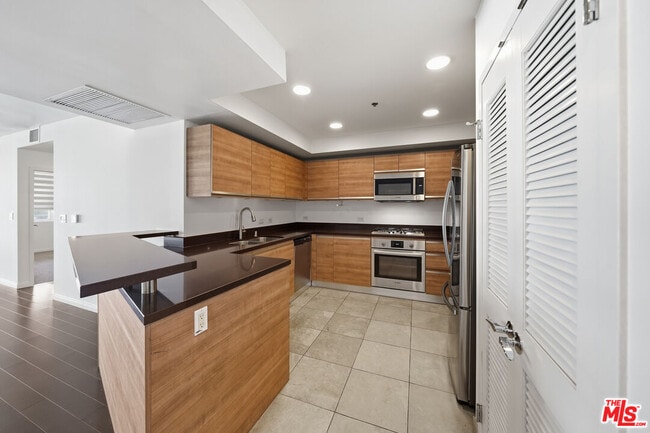 Building Photo - 3785 Wilshire Blvd