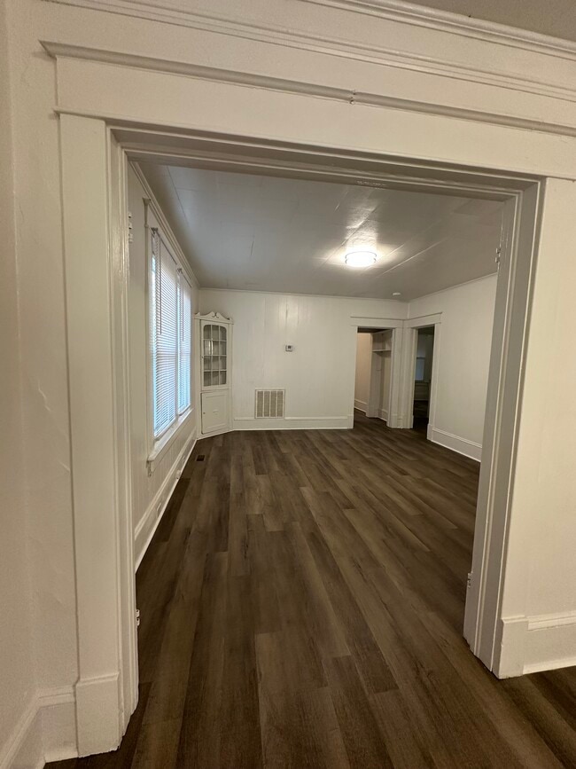 Building Photo - 617 Pender St