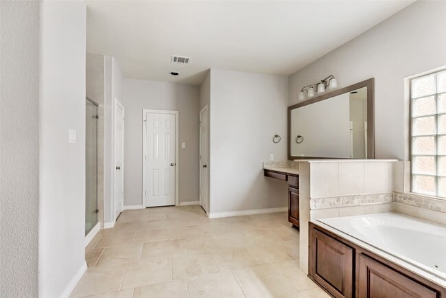 Building Photo - 2817 Shadow Woods Ct