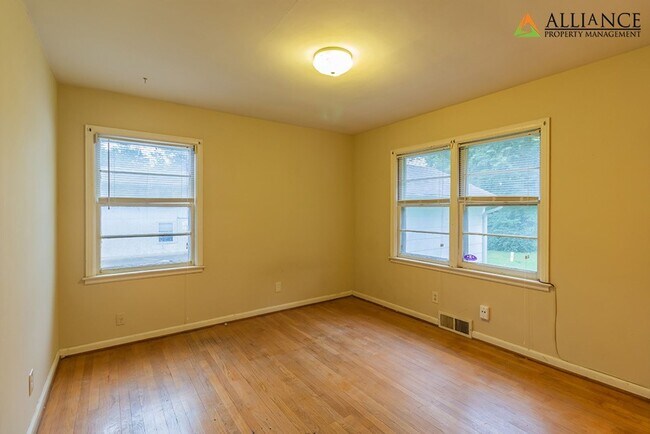 Building Photo - 1845 College Heights Rd