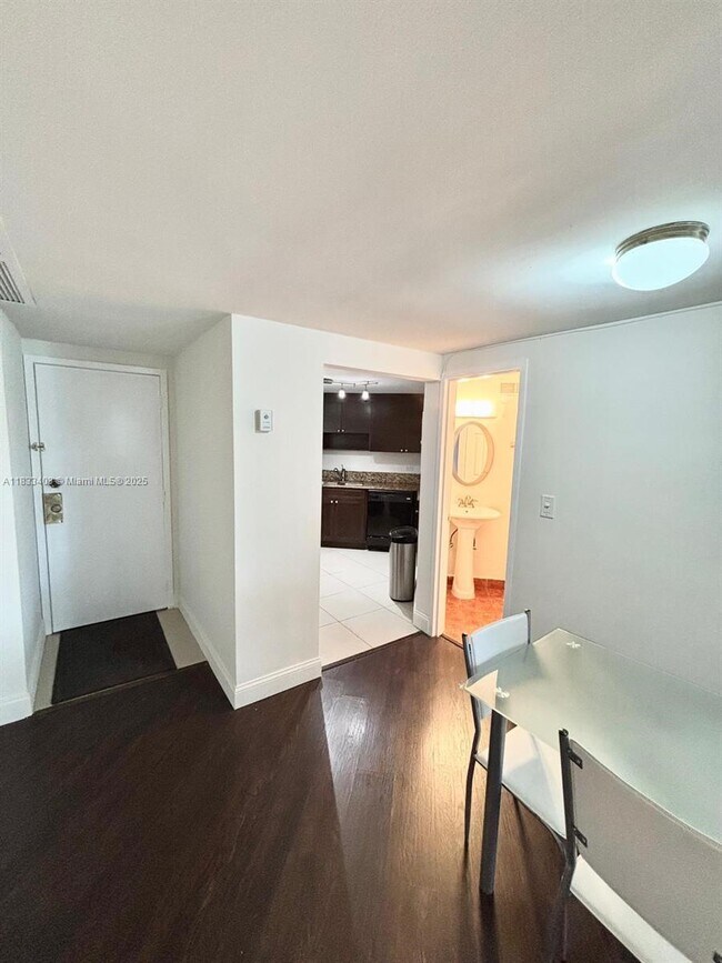 Building Photo - 801 Brickell Bay Dr