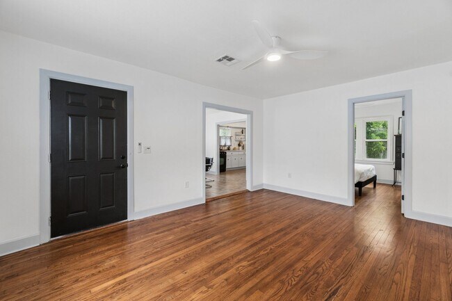 Building Photo - Charming 3-Bedroom Home with Modern Finishes and Inviting Patio!