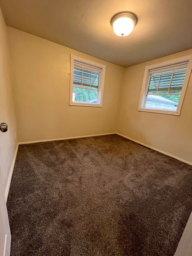 Building Photo - 3 Bed/1 Bath with Bonus Room and Fully Fenced in Yard!