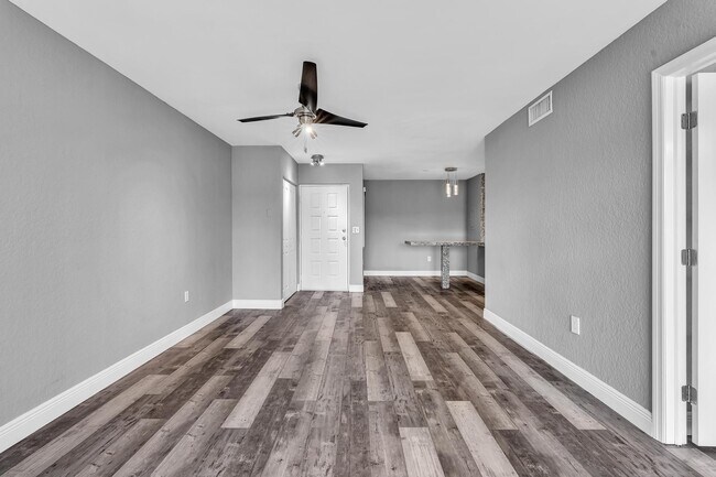 Building Photo - 2803 N Oakland Forest Dr