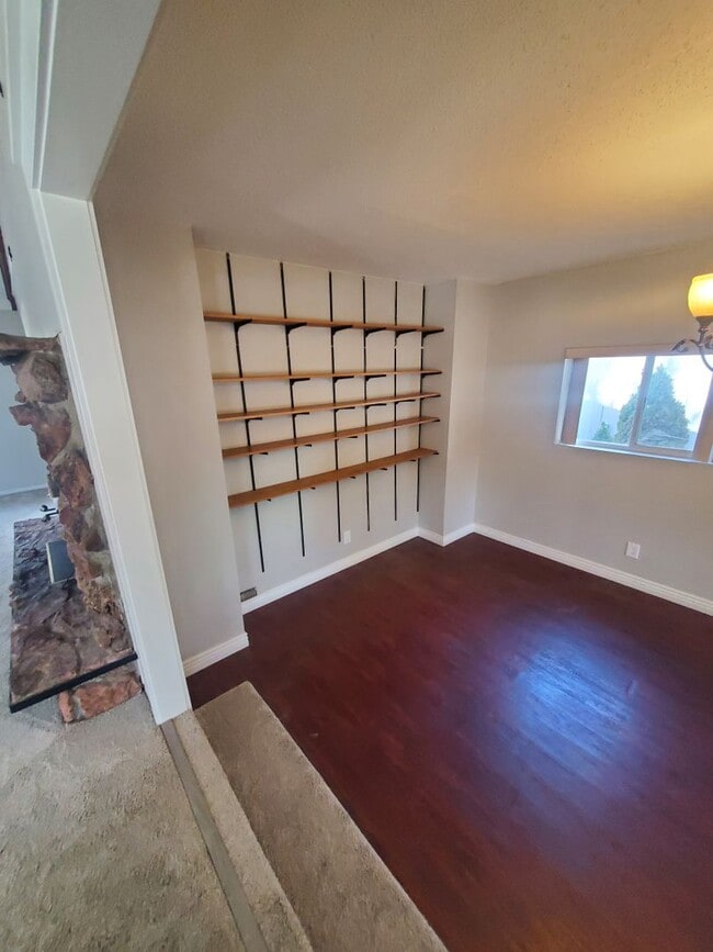 Building Photo - Spacious Ranch Style 4 BR Available in Aug...