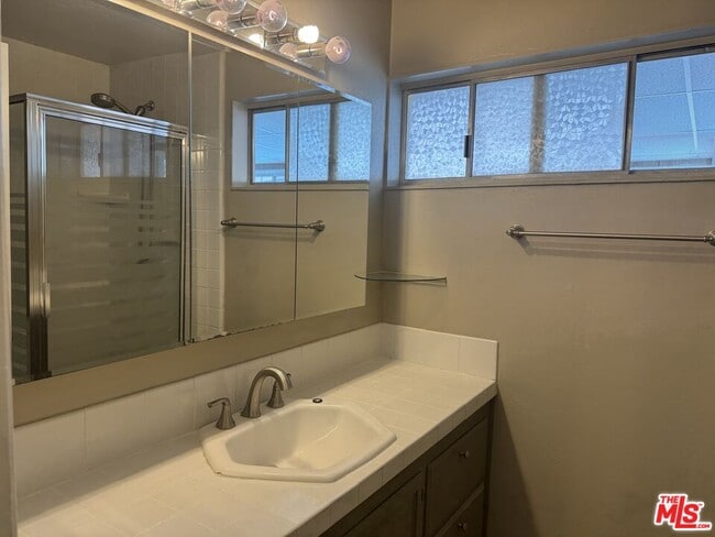 Building Photo - 631 Pepper Tree Dr