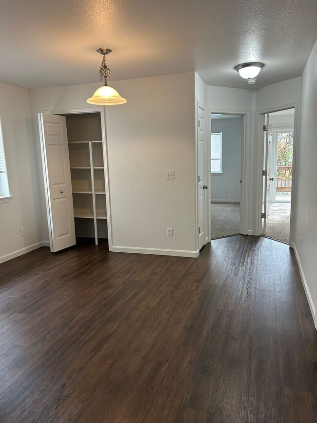 Building Photo - (870) College Street Duplex - 3 Bedroom / ...