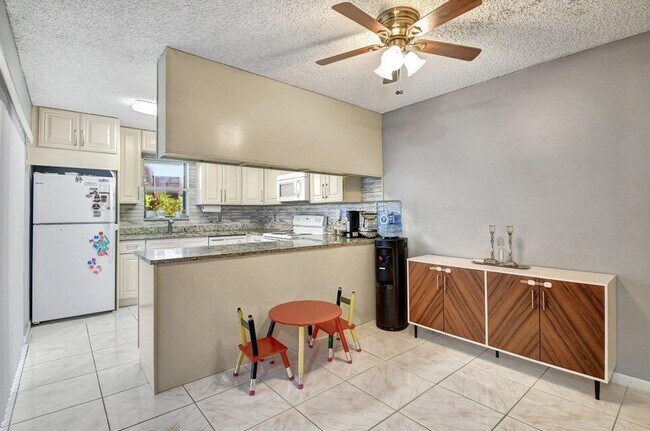 Building Photo - 7627 Courtyard Run W