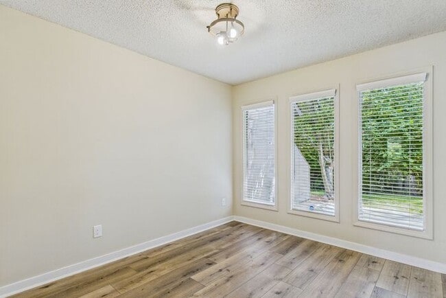 Building Photo - Charming 3-Bedroom Townhome in Sunset Woods