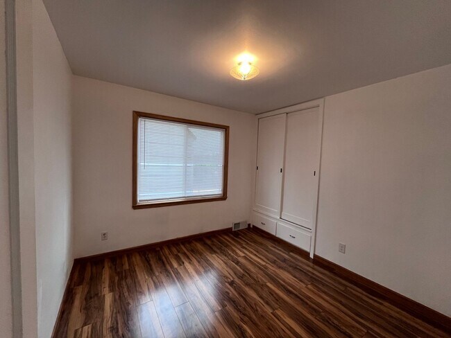 Building Photo - Charming Bremerton Home with Fenced Yard