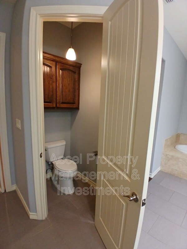 Building Photo - 2423 W Hampton Ave