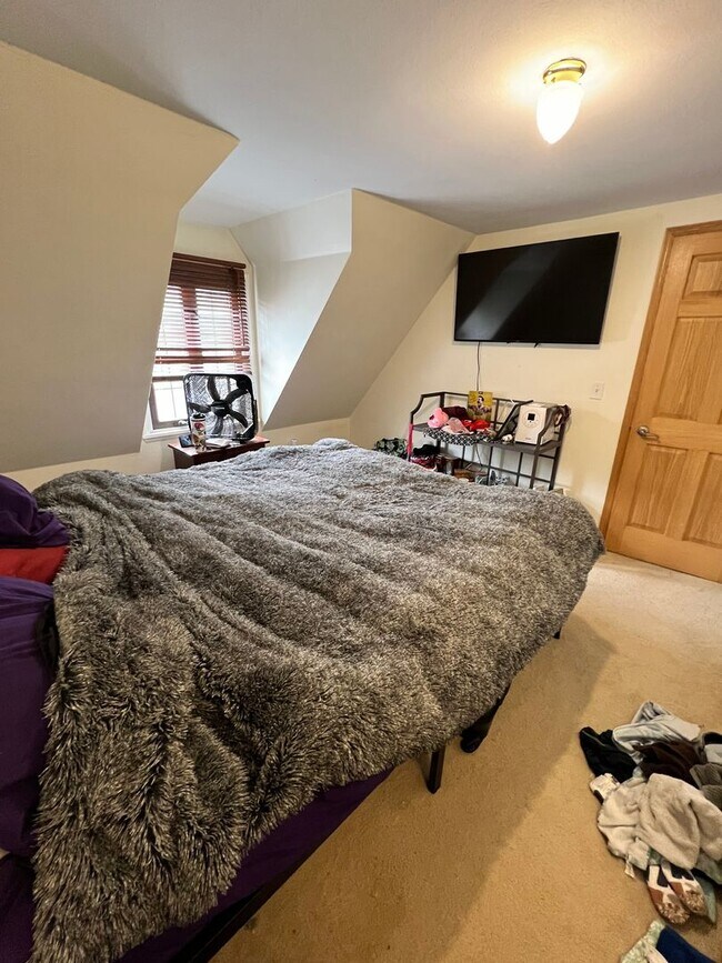 Building Photo - 1318 N 19th Ave E