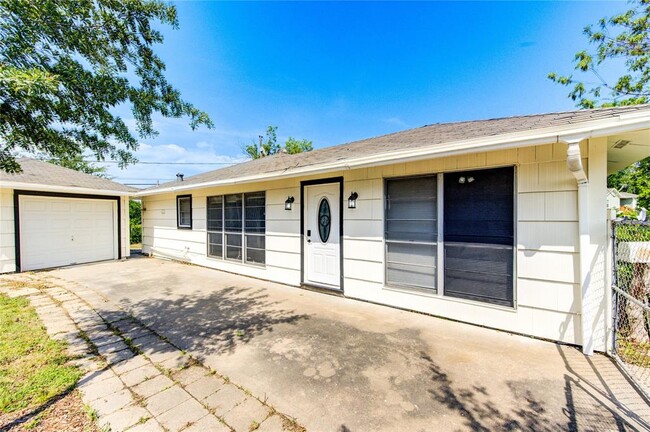 Building Photo - 2502 Roy Cir