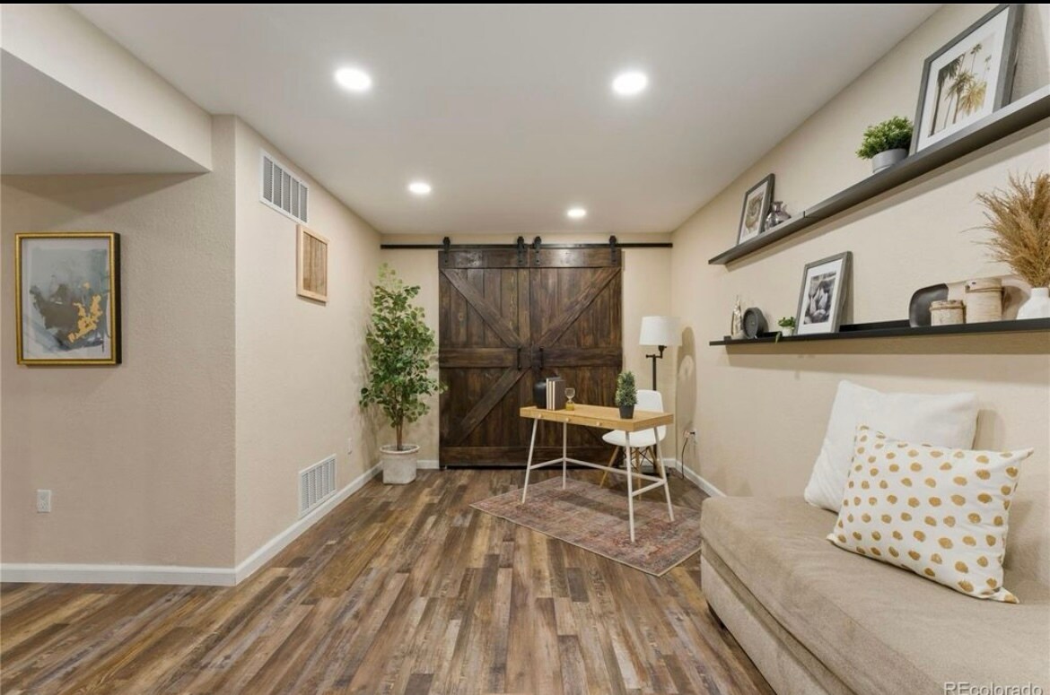 Building Photo - 5555 E Briarwood Ave