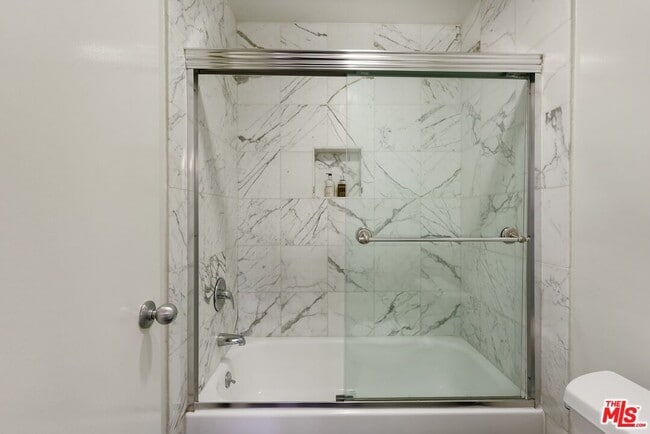 Building Photo - 906 N Doheny Dr