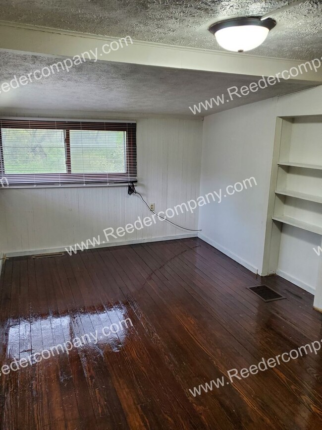 Building Photo - Large 2 bedroom home (close to the beach)