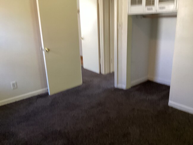 Building Photo - 5 Bedroom Single Family Home w/ Garage