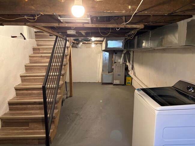 Building Photo - Modern 2- Story Townhome with Fenced in Back Yard