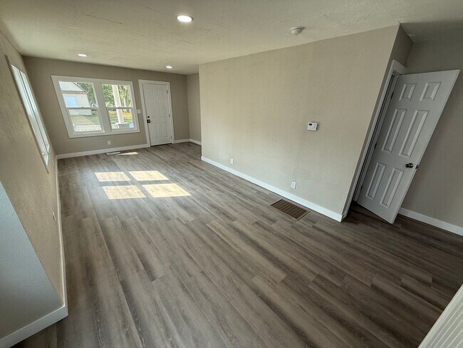 Building Photo - 1335-1335 W Mt Vernon St