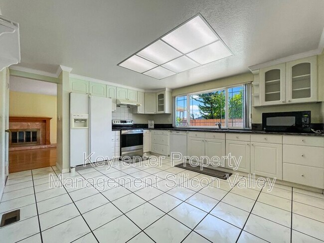 Building Photo - 1293 Knollview Dr