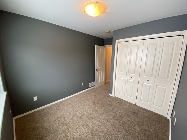 Building Photo - A lovely (3) bed, (2) bath end-unit townho...
