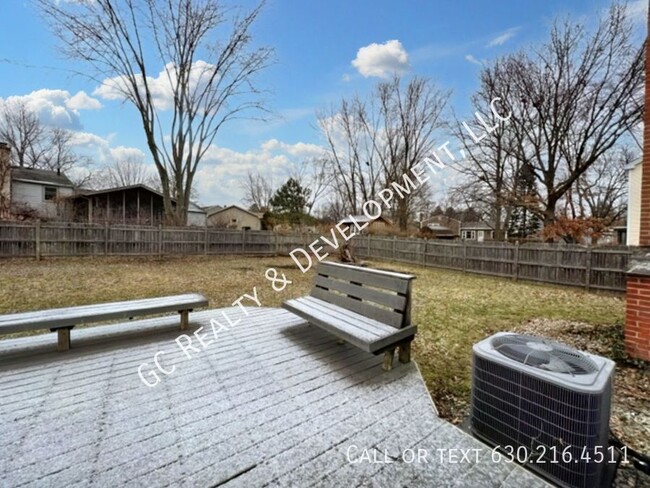 Building Photo - ***NAPERVILLE / 4 BDRM - 2 BTH / LARGE FEN...