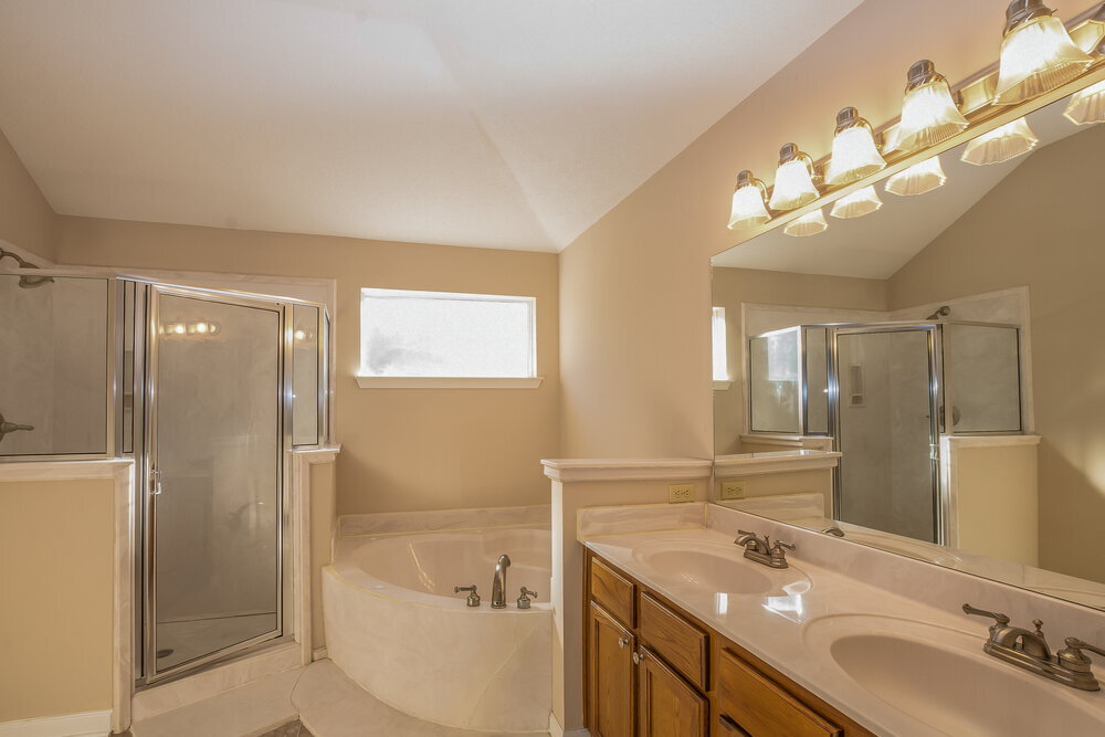 Building Photo - 10237 Green Moss Dr N