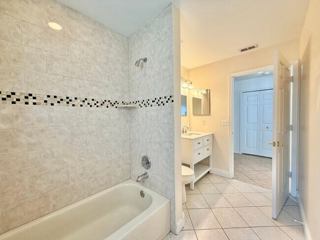 Building Photo - Large and Spacious 4/2 in Ideal Location!
