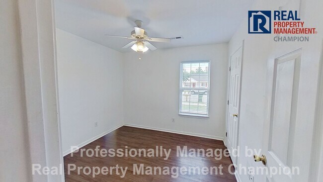 Building Photo - 3 BD/2BA Home with Sunny Floorplan and Eat-in Kitchen