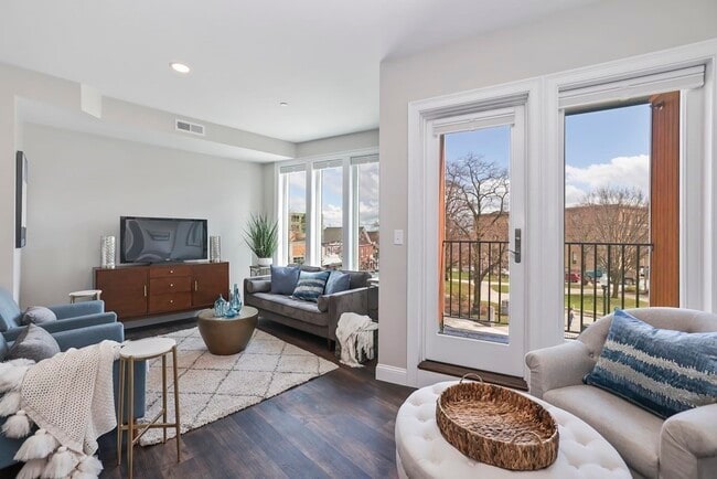 Building Photo - 734 South St