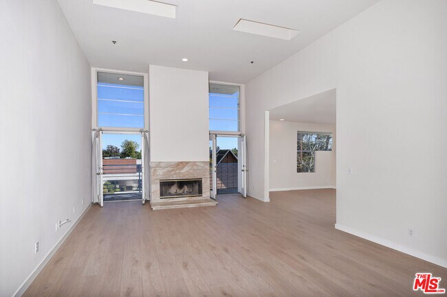 Building Photo - 5350 White Oak Ave