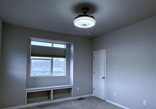 Building Photo - Wonderful End Unit 2 Bed/2.5 Bath Townhome...