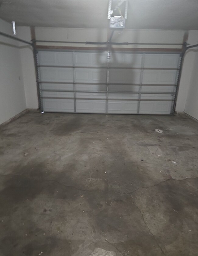 Building Photo - Great 3 Bed 2 Bath 2 Car Garage Flat Duplex- Pets ok!