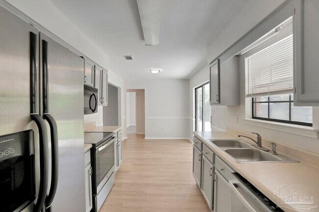 Building Photo - 10601 Silver Creek Dr