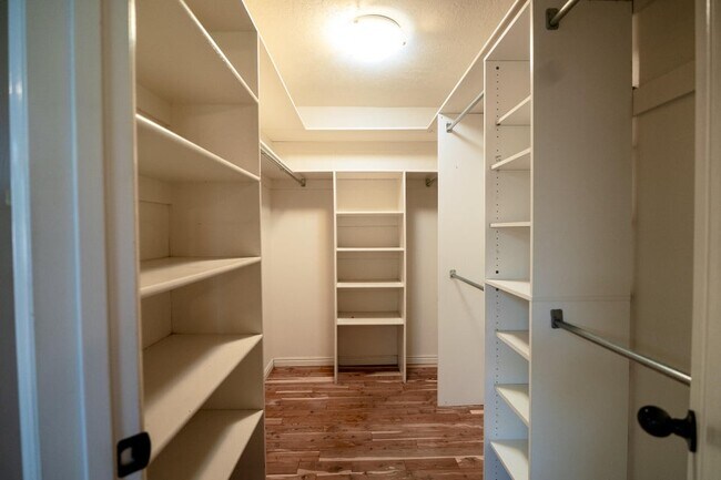 Building Photo - 984 Larkspur Rd