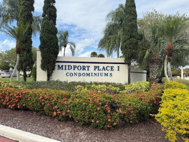 Building Photo - 1520 SE Royal Green Cir