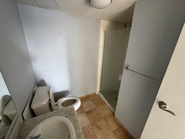 Building Photo - 16400 N Park Dr