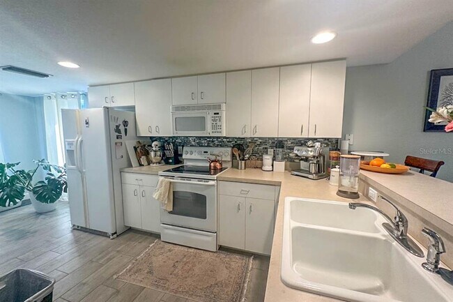 Building Photo - 8050 Memory Ln