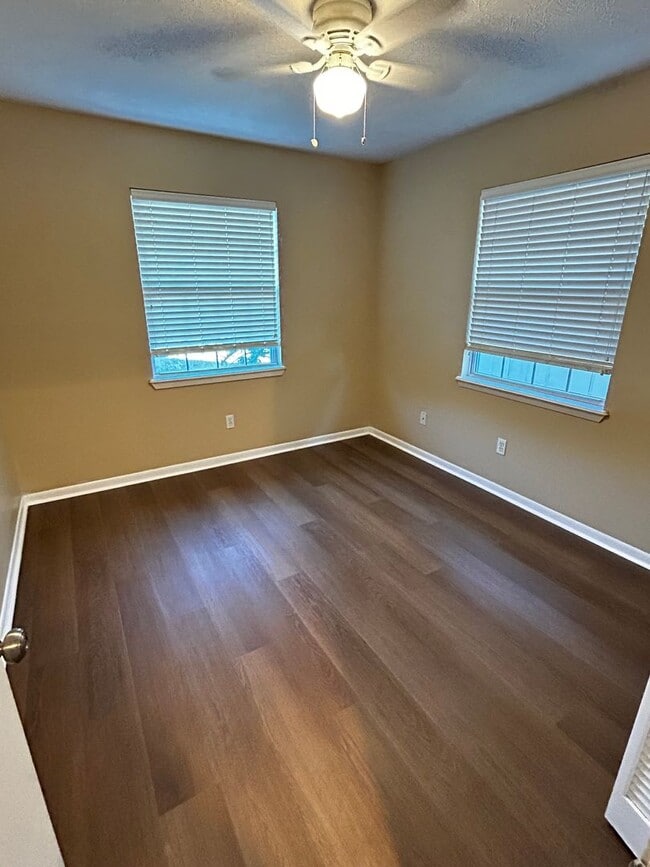 Building Photo - 1005 11th Ct