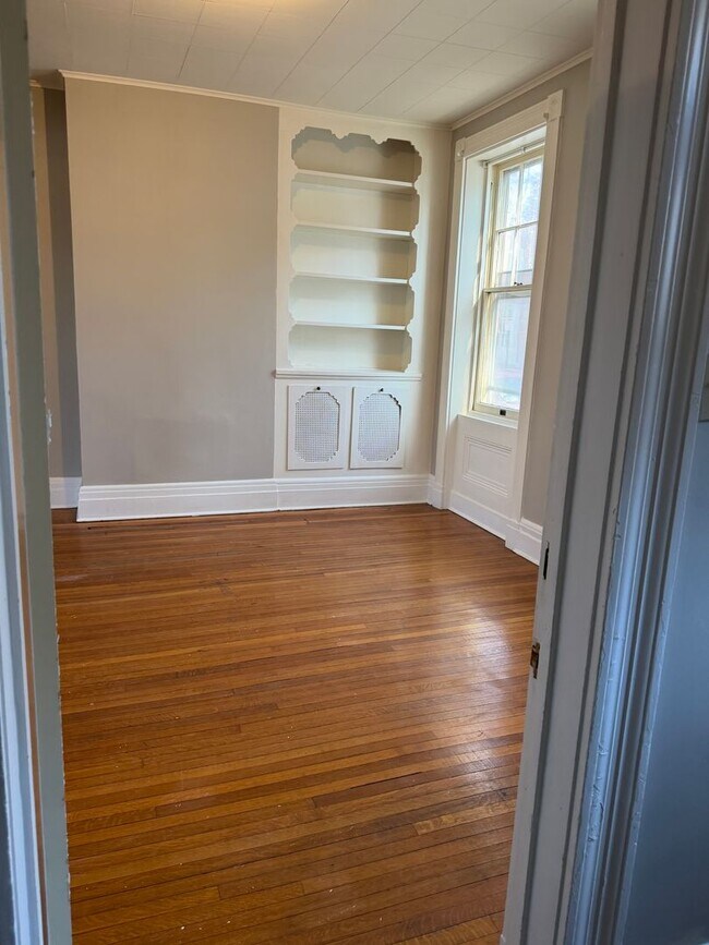 Building Photo - 114 S West St