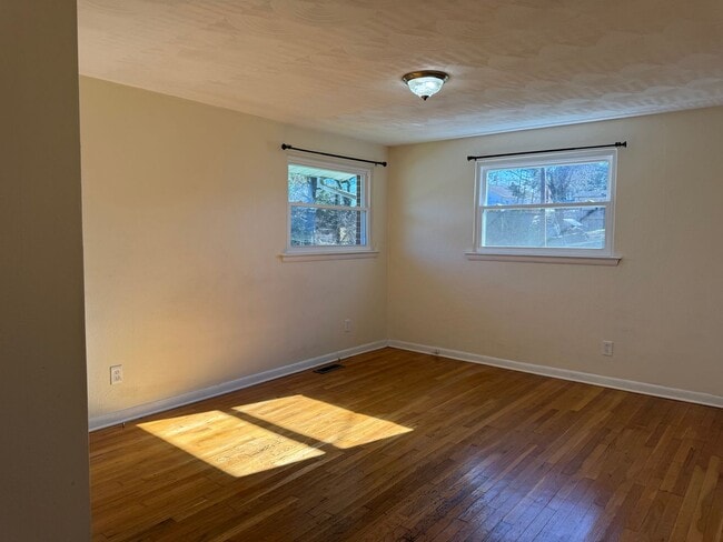 Building Photo - Must see 2 - bedroom, 1 -bath all brick home