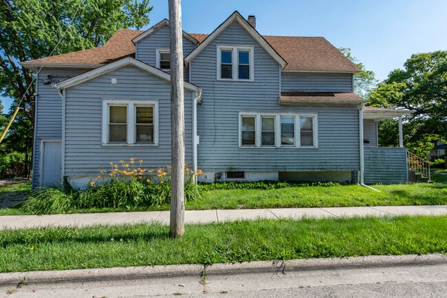 Building Photo - 1801 Victoria Ave