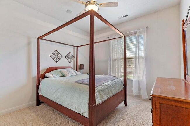 Building Photo - Spacious 5 bed 3 bath with large back yard.