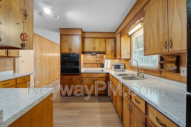 Building Photo - 1001 Beverly Heights Dr