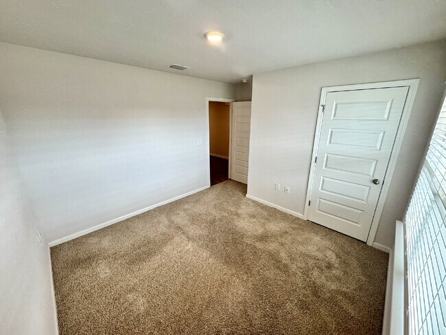 Building Photo - New rental in Brighton Oaks! Conveniently located off Hwy 231, this community conveniently close ...