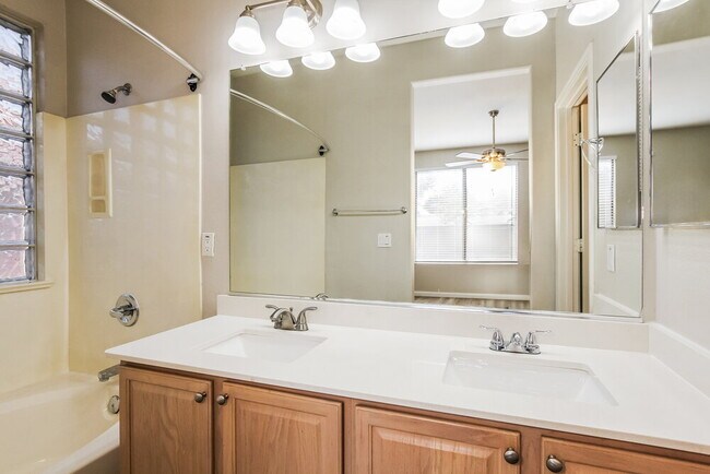 Building Photo - 6601 W Lawrence Ln