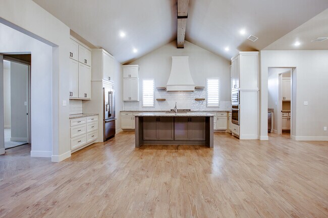 Building Photo - 13801 Raleigh Ave