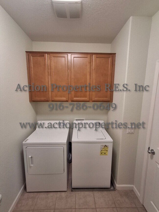 Building Photo - Stunning Townhome.  - 2 Stories - 3 Bed, 2.5 Bath, 2 Car Garage - Nearby Trails!