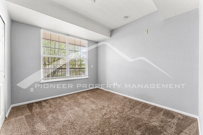 Building Photo - Spacious Condo with central AC and 2 Included Parking Spaces.