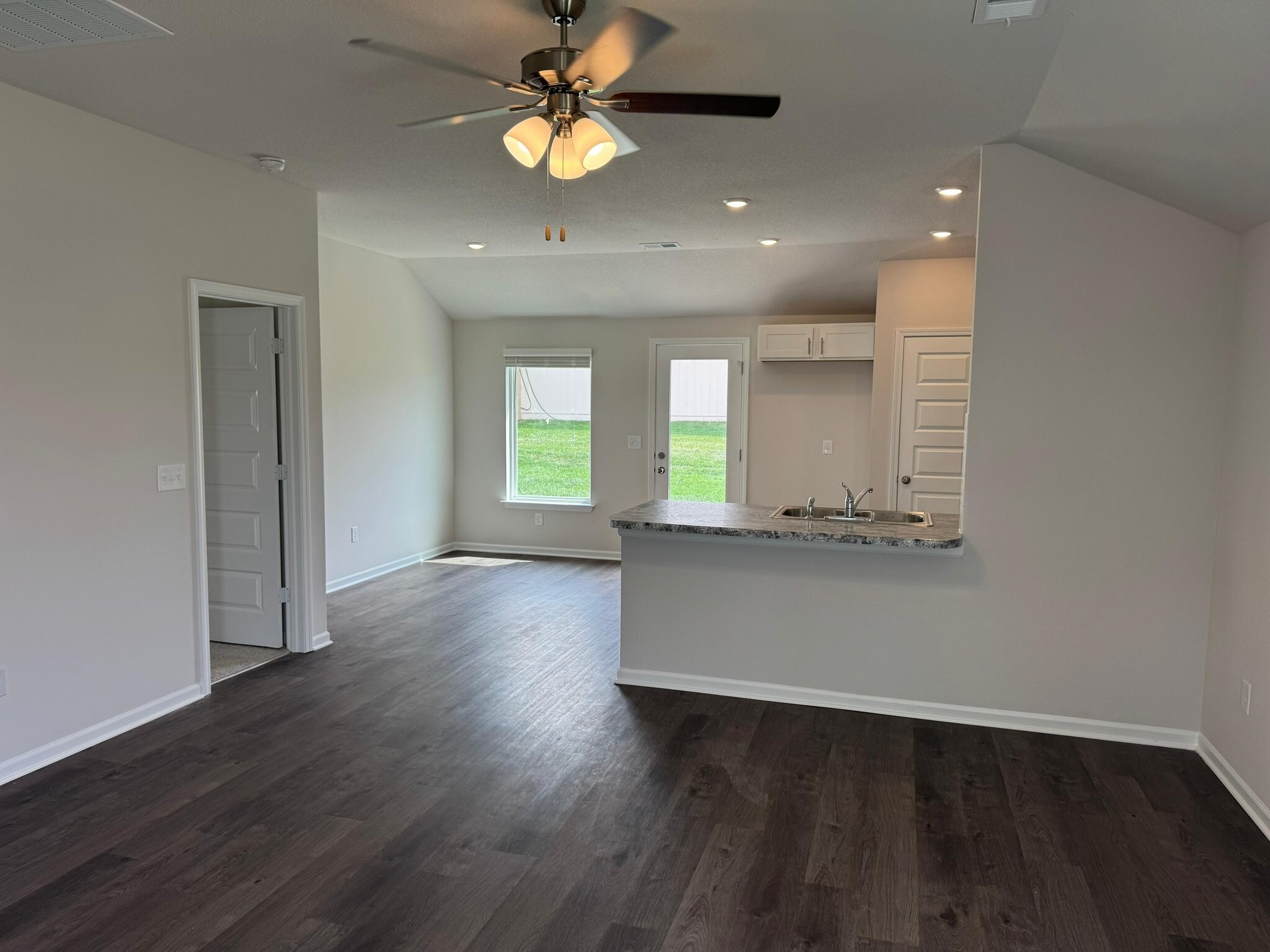 Building Photo - 518 N Pear St